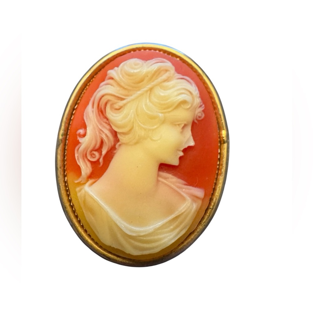 Elegant Vintage Cameo Brooch